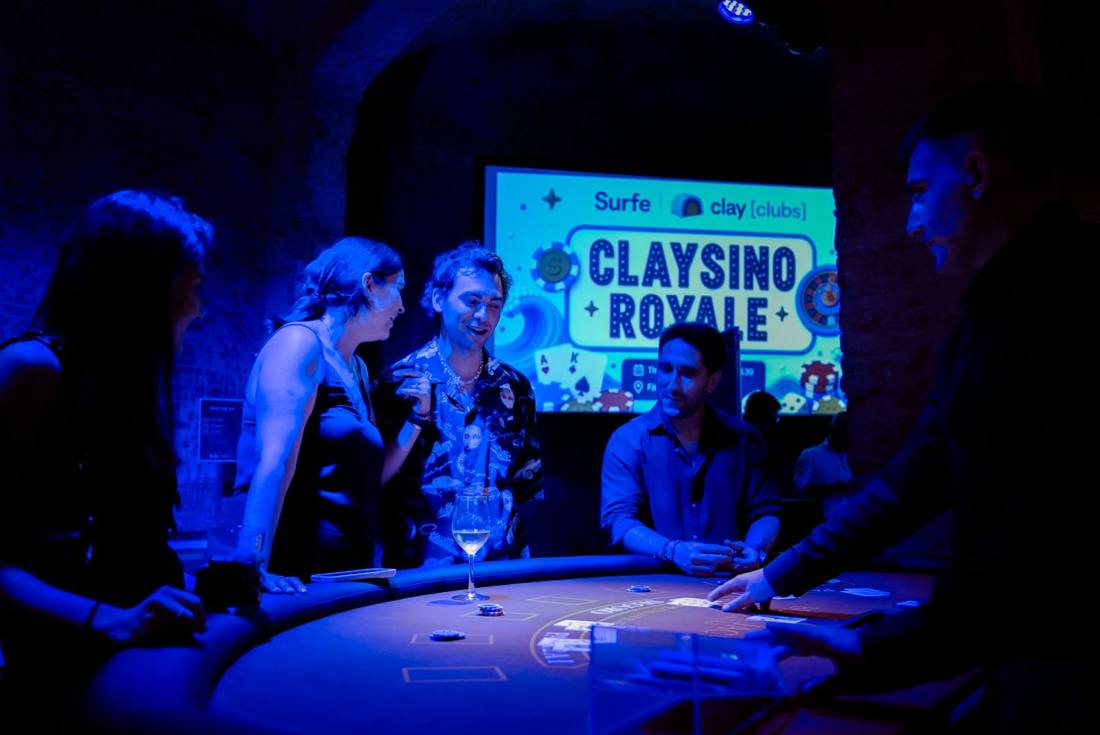 Claysino Royale casino table with the Clay and Surfe screen behind